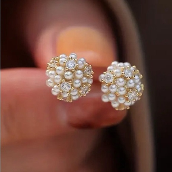 Boutique Jewelry - Pearl Bud Stud Earrings (7121)
